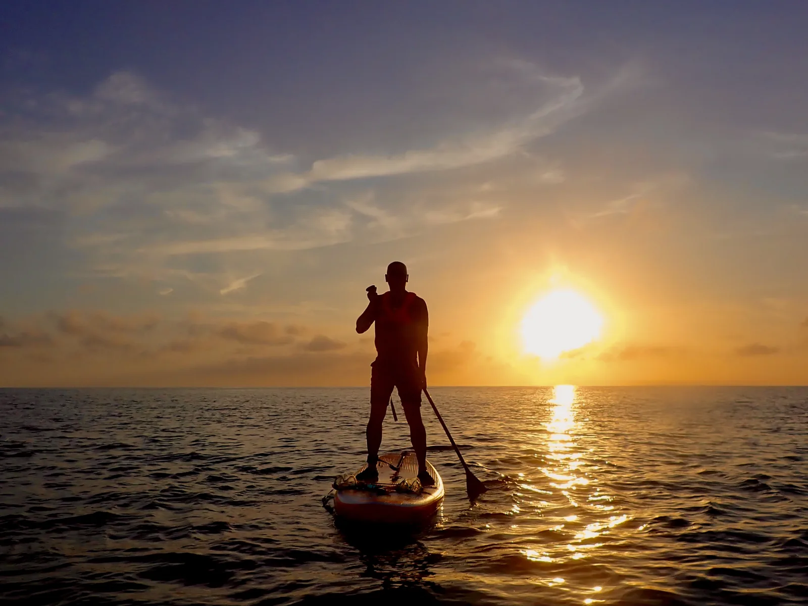 夕陽海面上的 SUP 立槳活動