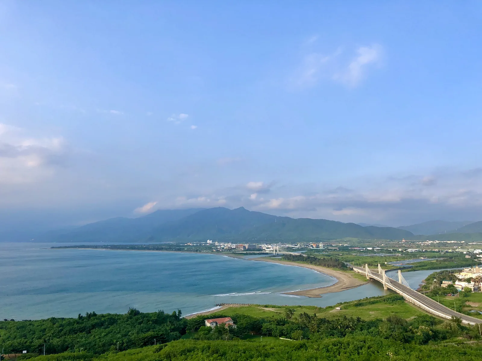 從龜山步道眺望後灣海岸與跨海景觀橋